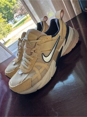 Nike women’s V2K sneakers like new sesame and black.